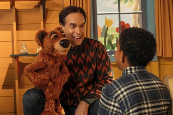 Murray Bartlett as Brian Tumkin in Nine Perfect Strangers Season 2, portraying a fictional children’s TV host seeking redemption at a wellness retreat.
