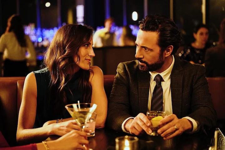 Julia and her lover share an intimate moment at a bar in Secret Life of the Surgeon’s Wife.