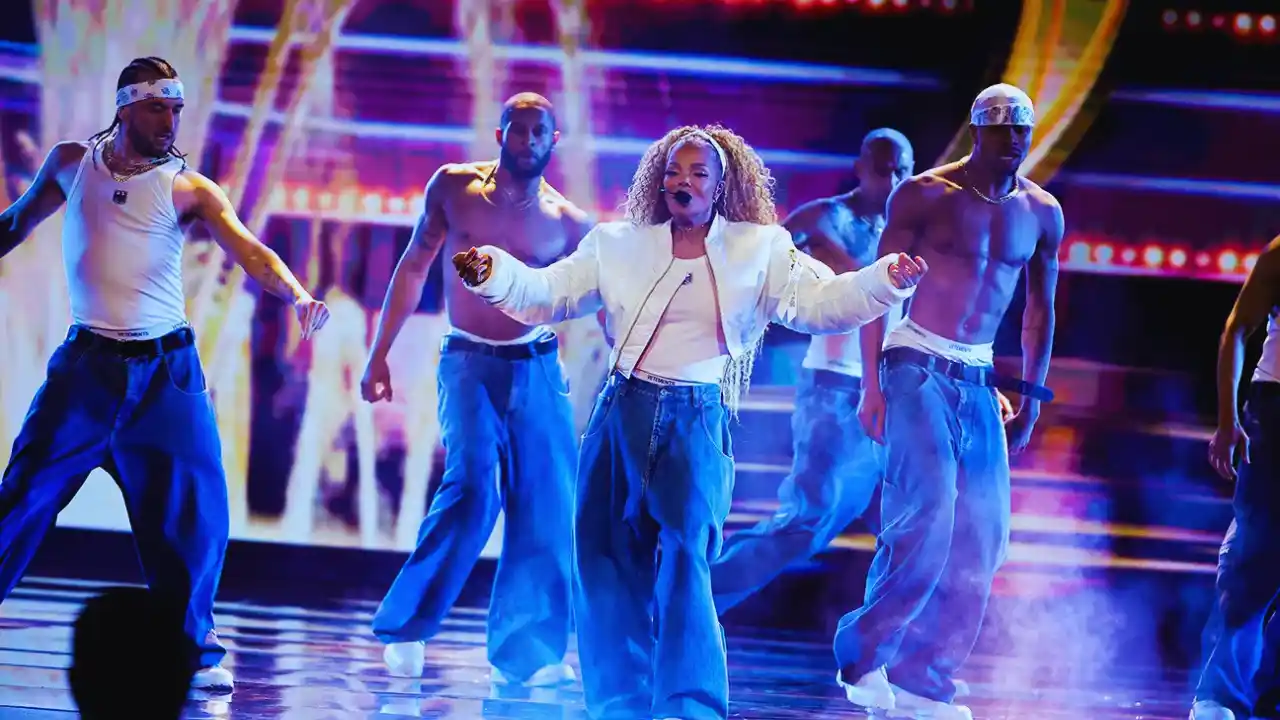 Janet Jackson performs a high-energy medley with backup dancers at the 2025 American Music Awards.