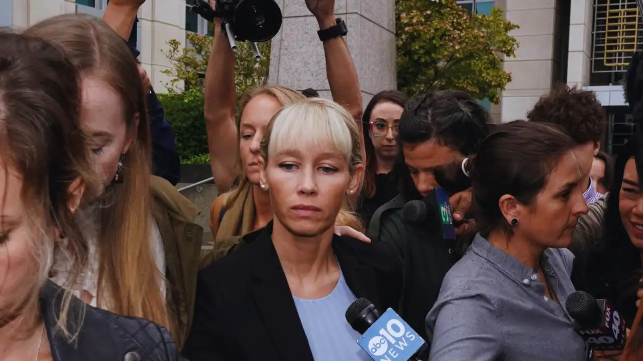 Sherri Papini outside a courthouse, surrounded by reporters and cameras.