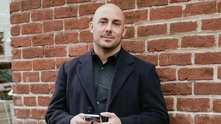 Jesse Crosson’s Net Worth 2025 headline with a confident man in casual attire and folded arms.