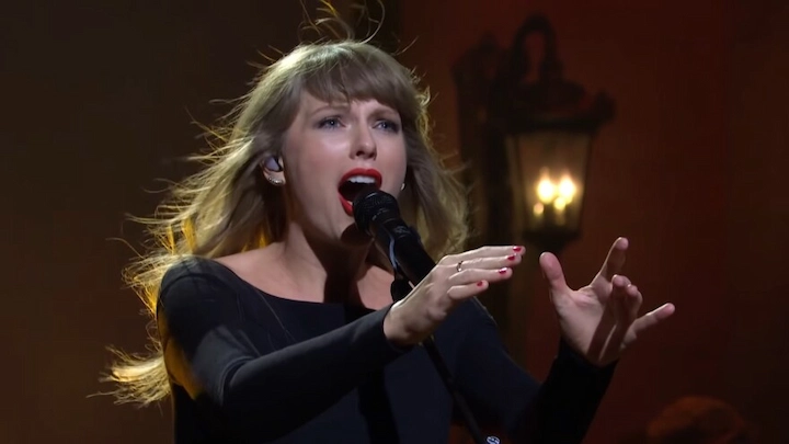 Taylor Swift performs All Too Well (10-Minute Version) live with powerful vocals.