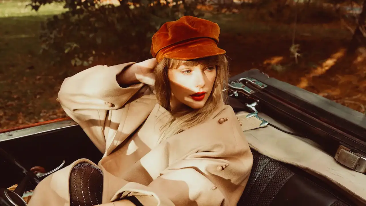 Taylor Swift in vintage style for Red (Taylor’s Version) album shoot.